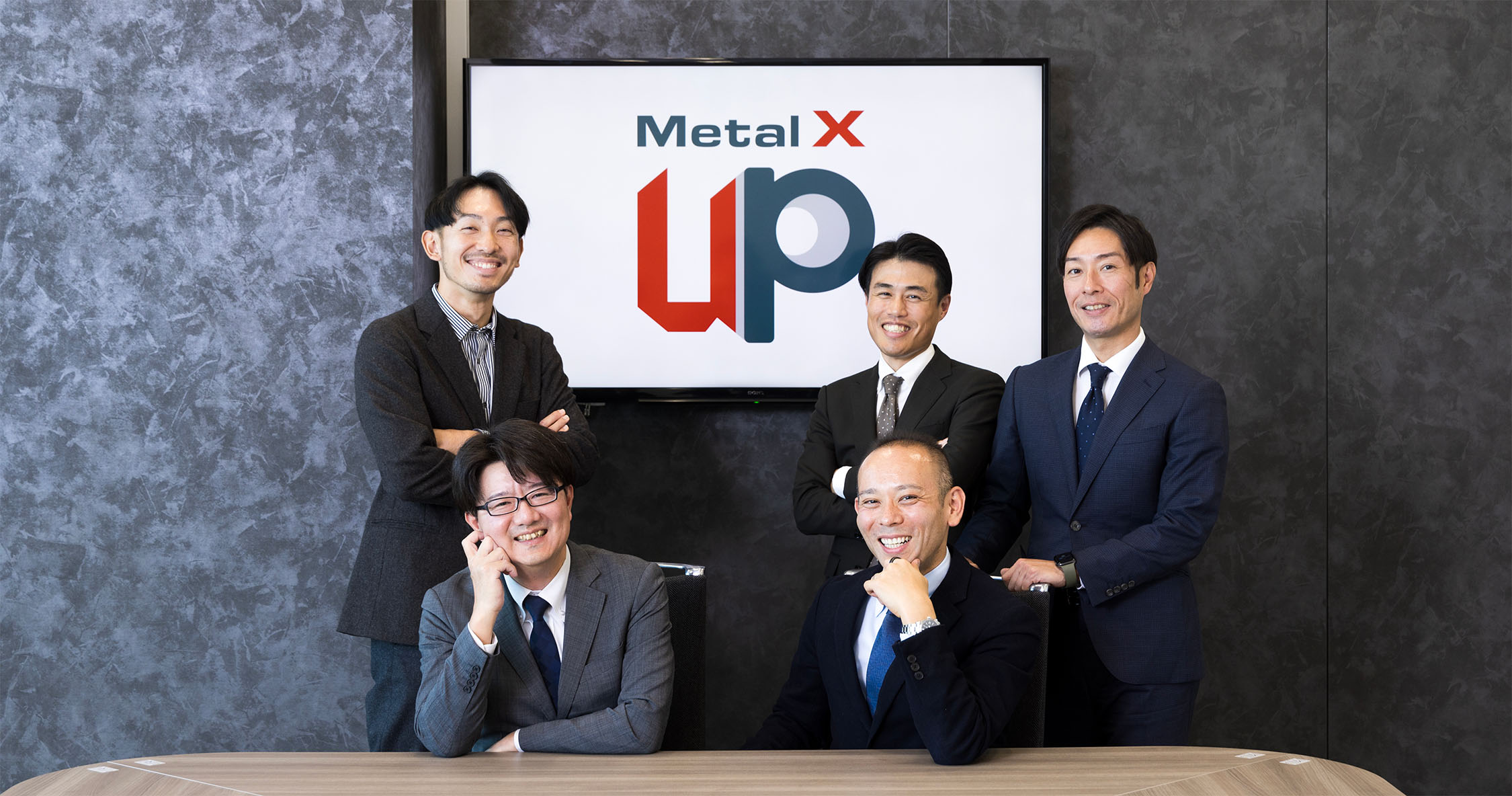 スピーカー5名がにこやかに笑って談笑する様子