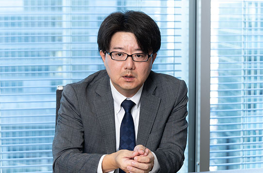 (株)メタルワン特殊鋼 厚板部 大阪厚板課長 真鍋亮一さんが語る様子