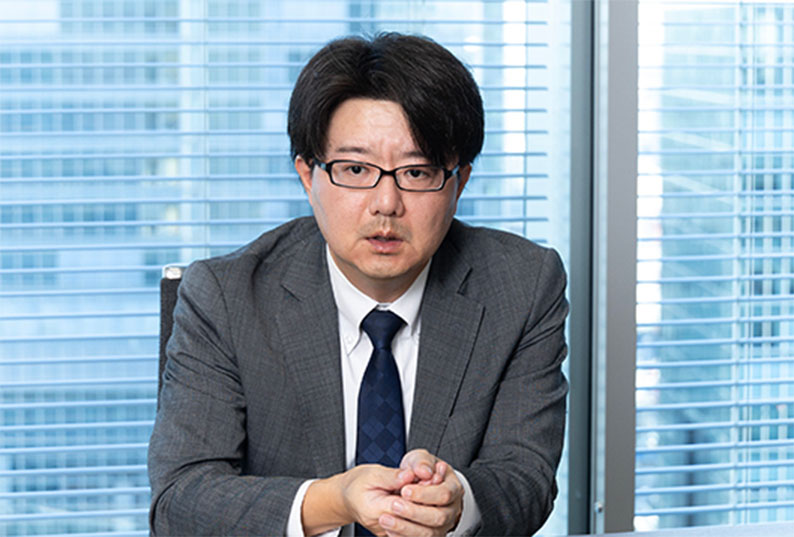 (株)メタルワン特殊鋼 厚板部 大阪厚板課長 真鍋亮一さんが語る様子