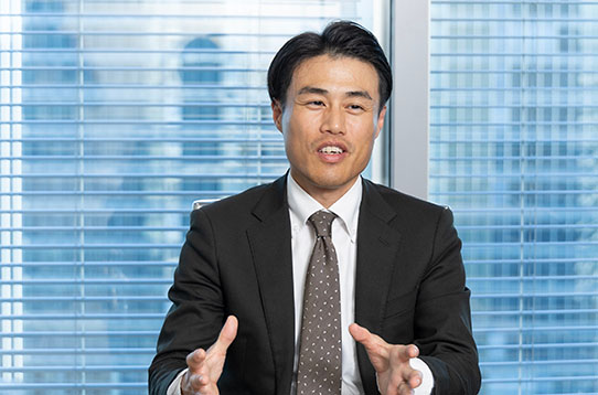 (株)サステック 業務改革統括室 営業業務デジタル化プロジェクトリーダー 奥野貴志さんが語る様子