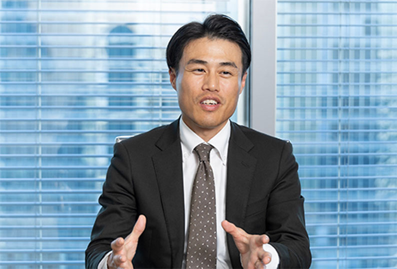 (株)サステック 業務改革統括室 営業業務デジタル化プロジェクトリーダー 奥野貴志さんが語る様子